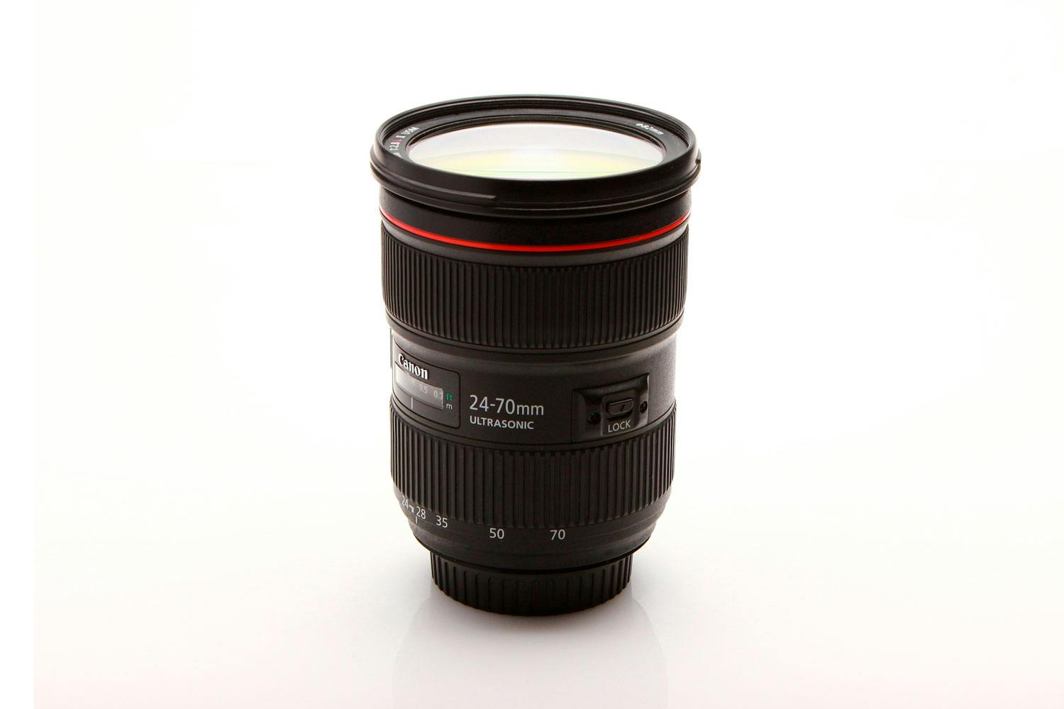 Du trenger ikke et avansert objektiv for å fotografere nordlyset, men det er en fordel om det har stor blenderåpning. Du trenger ikke et avansert objektiv for å fotografere nordlyset, men det er en fordel om det har stor blenderåpning.